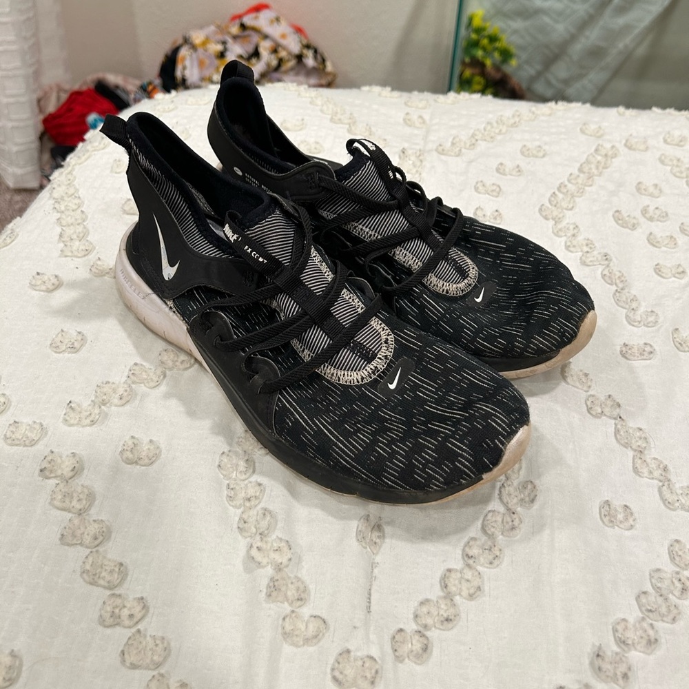 Nike tennis shoe